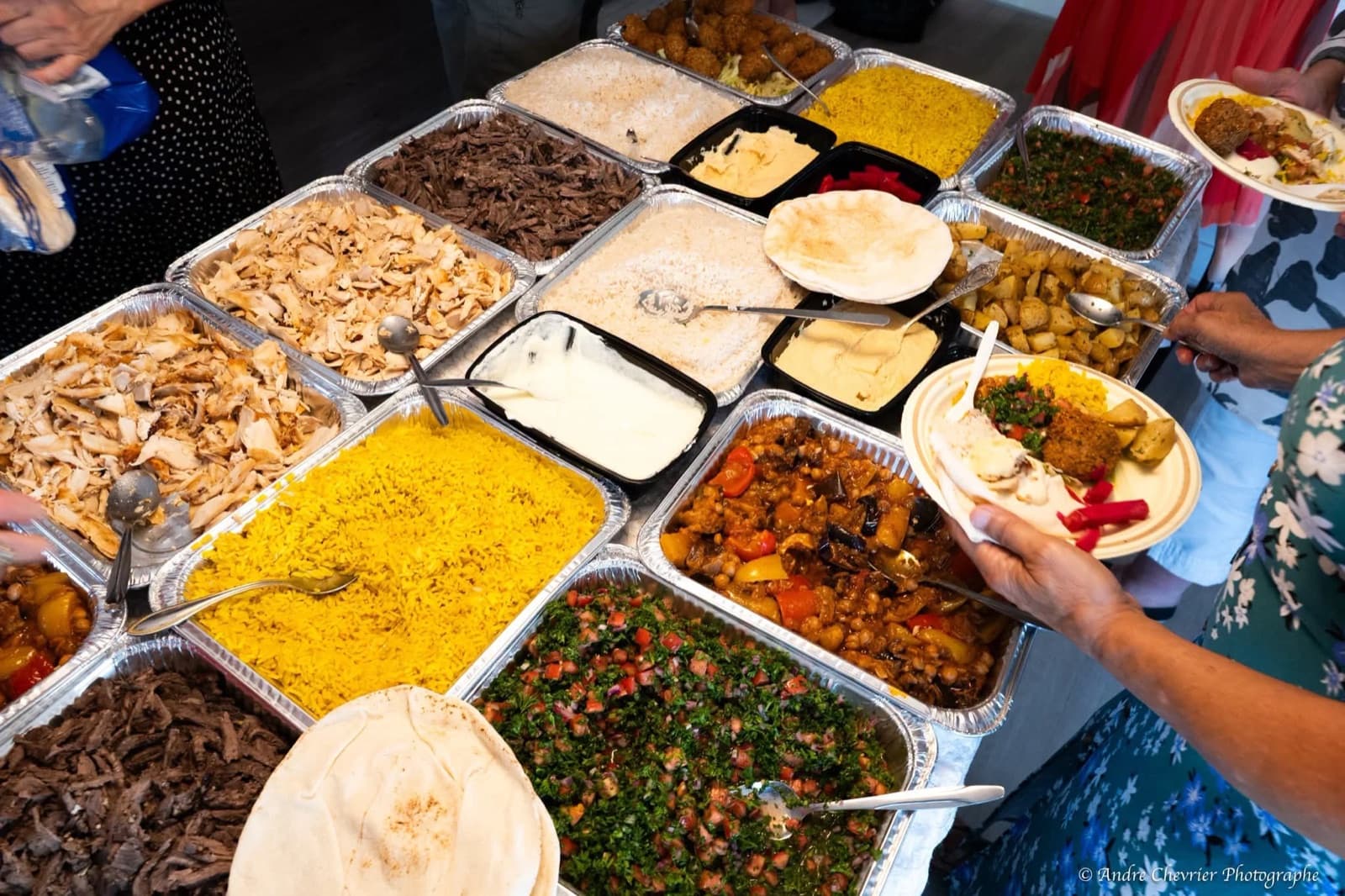 Invités se servant au buffet traiteur.